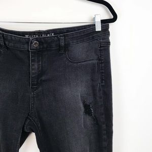 WHITE HOUSE BLACK MARKET DISTRESSED JEGGINGS BLACK